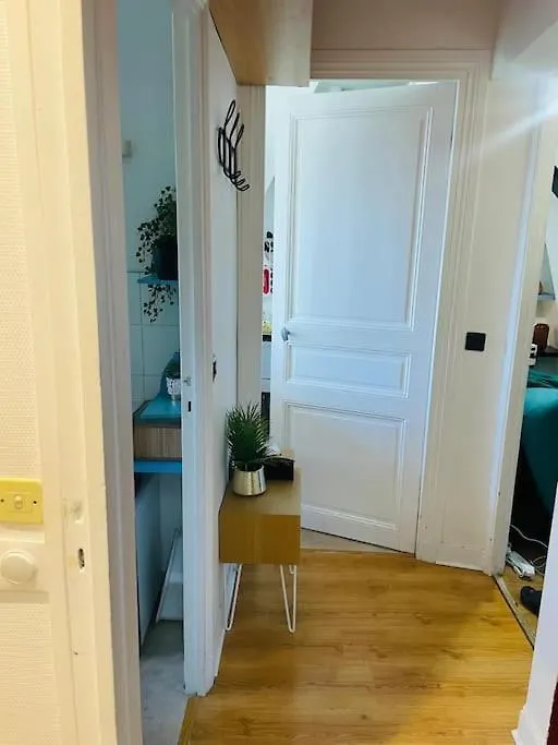Centralised Apartment In Paris contacts